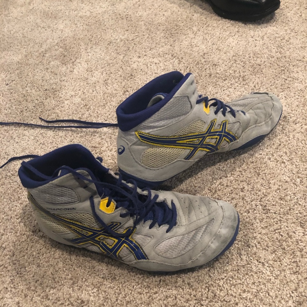 Wrestling shoes